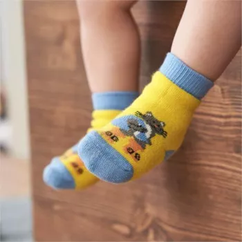 Paires de chaussettes jaune avec un imprimé chats 