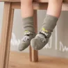 Chaussettes gris taupe avec un imprimé chiens, âne, coq