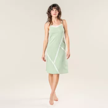 Chemise de nuit douce en coton organique vert.