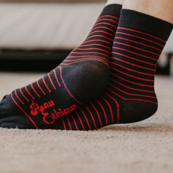Chaussettes noires rayées rouge en coton