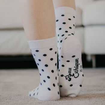 Chaussettes bio en coton imprimé pois noir fond blanc 2