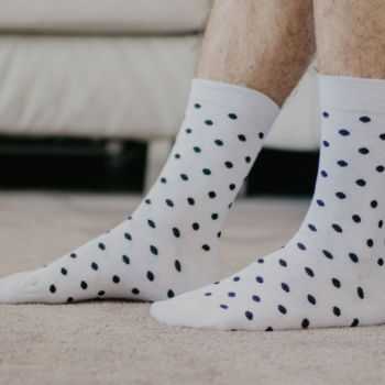 Chaussettes bio en coton imprimé pois noir fond blanc 3