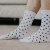 Chaussettes bio en coton imprimé pois noir fond blanc 3