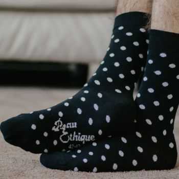 Chaussettes bio en coton imprimé pois blanc sur fond noir 3