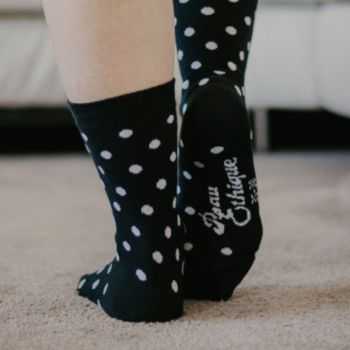 Chaussettes bio en coton imprimé pois blanc sur fond noir 4