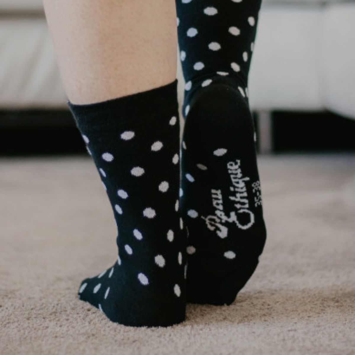Chaussettes bio en coton imprimé pois blanc sur fond noir 4