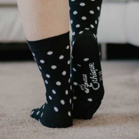 Chaussettes bio en coton imprimé pois blanc sur fond noir 4