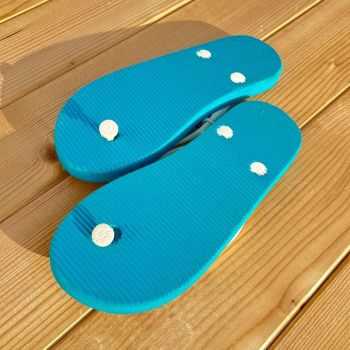 Tongs en caoutchouc d'hévéa, bleues