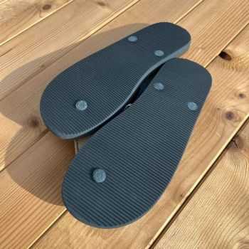 Tongs plates en caoutchouc d'hévéa, noir