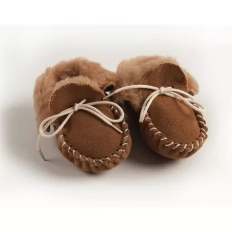 Petits chaussons fourrés marron pour bébé